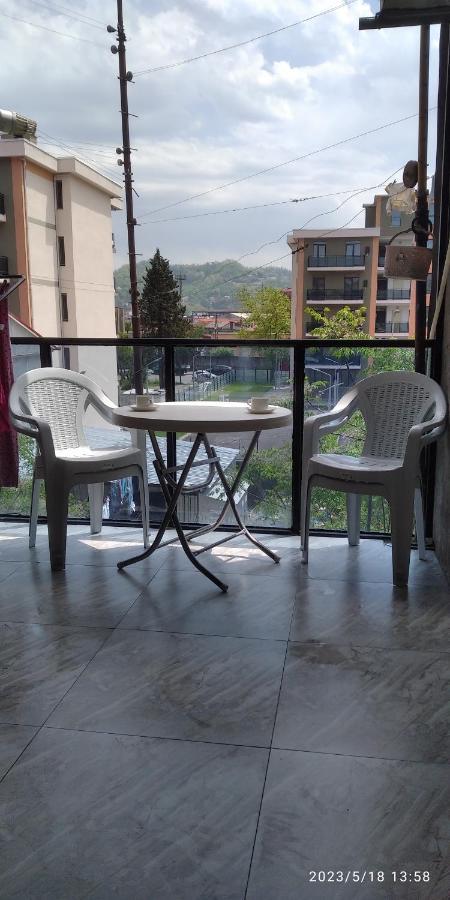 באטומי Bright And Cozy Apartment מראה חיצוני תמונה